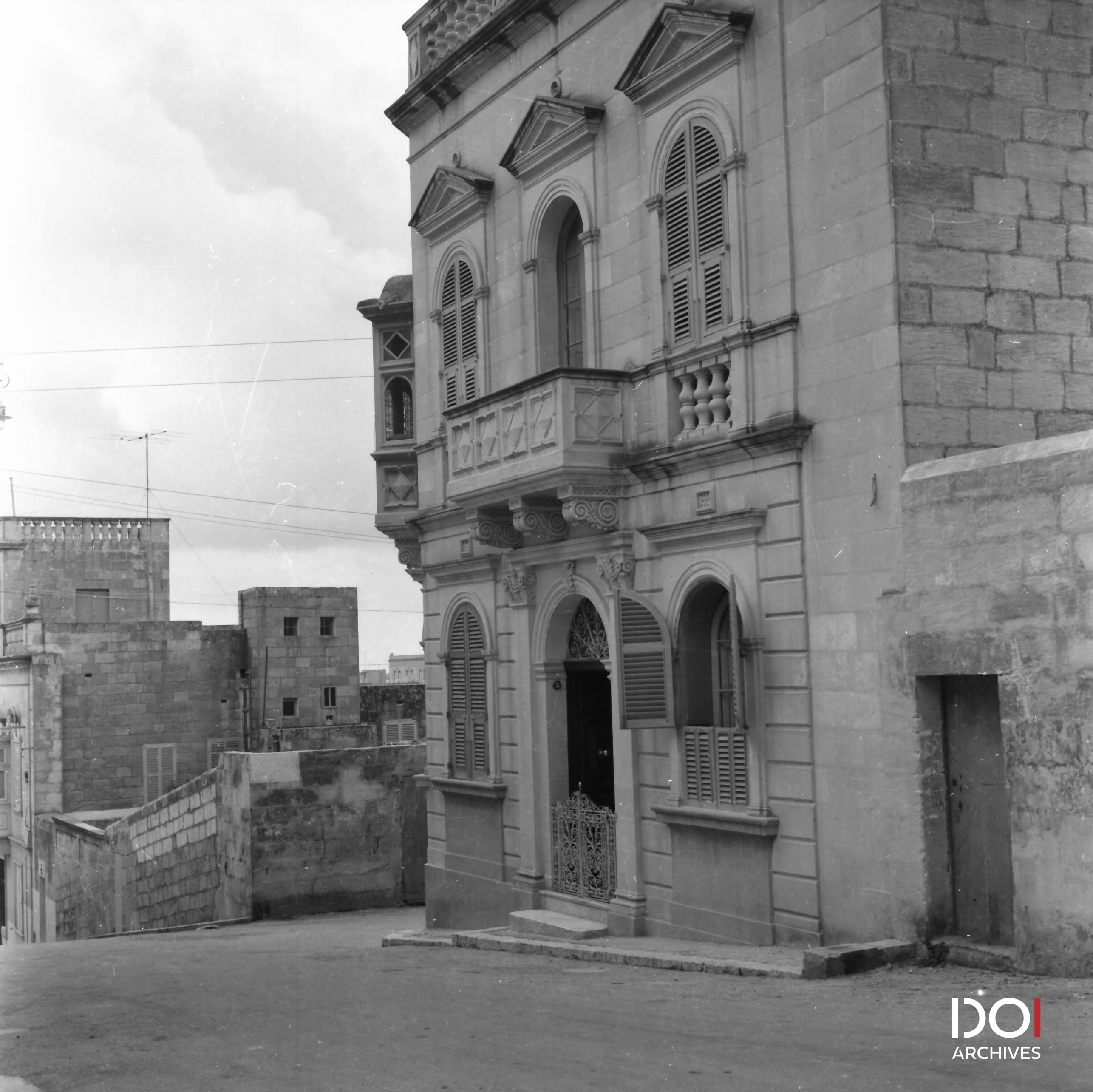 House on uphill road to Citadel