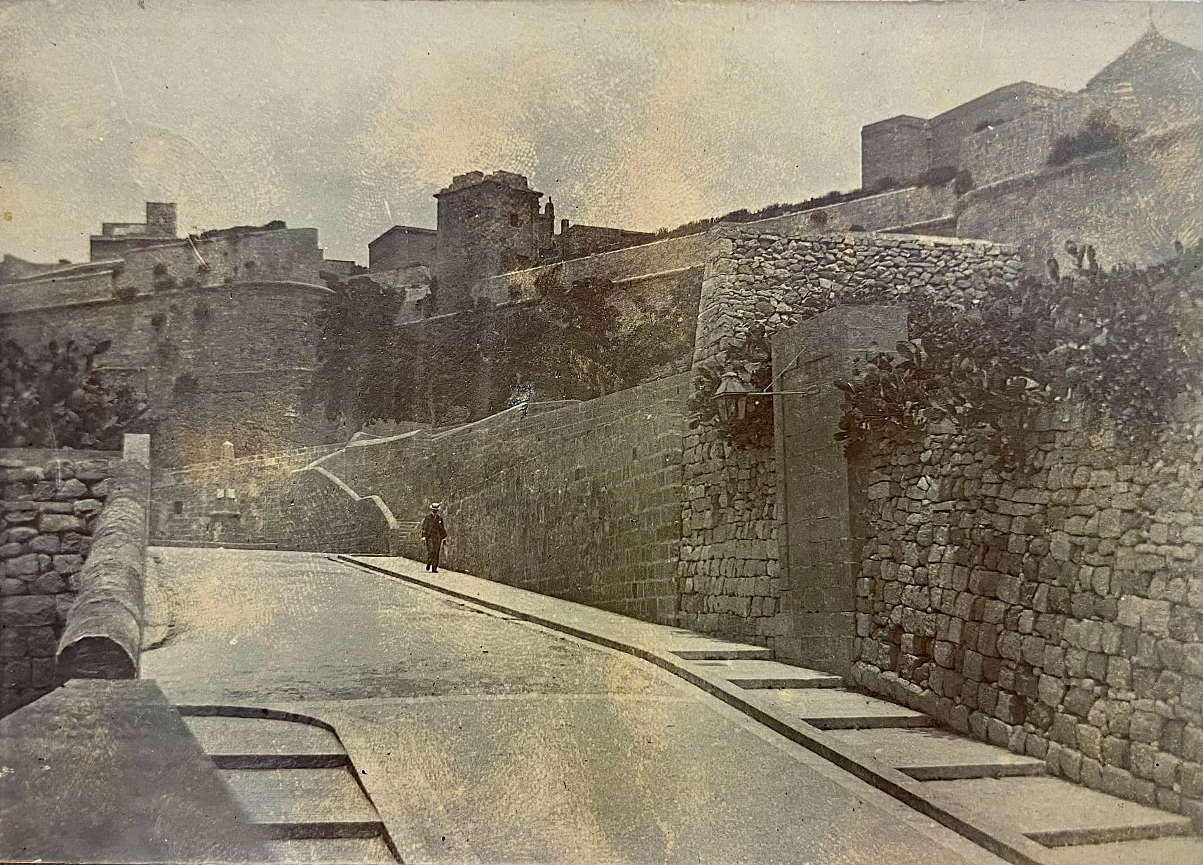 Stroll down Castle Hill, Victoria