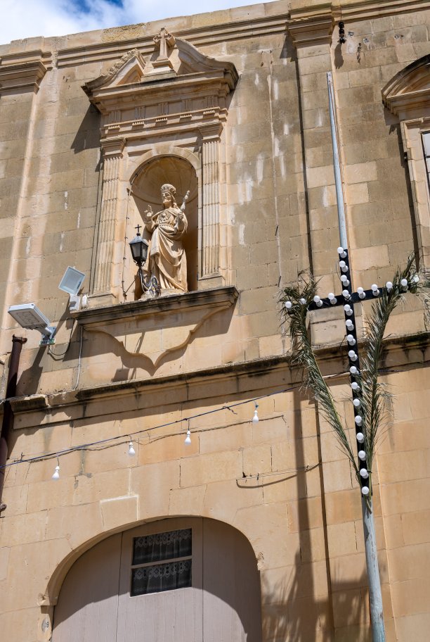 Niche on historic house in Għarb