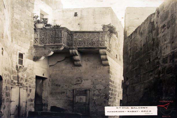 Old stone balcony at il-Mandraġġ