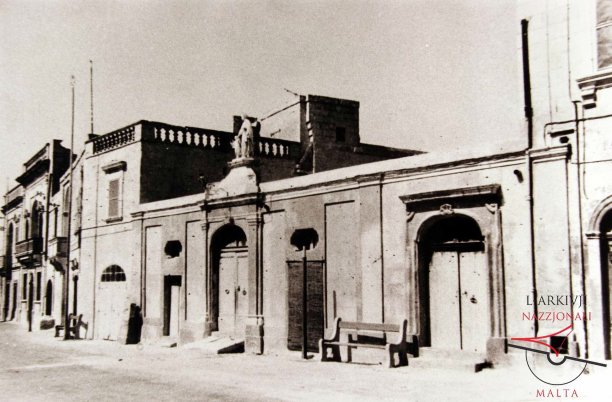 Houses in Għarb village square