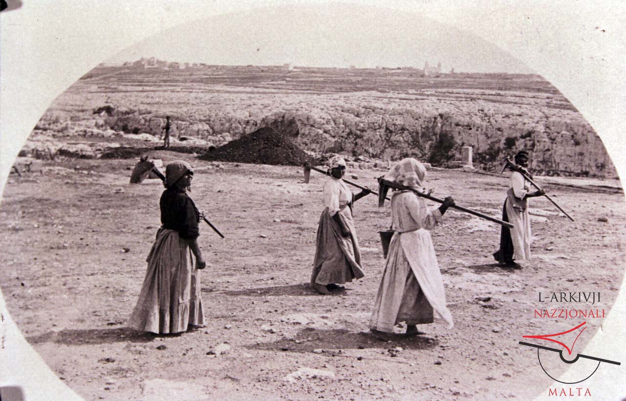 Peasant women heading to work at Ta’ Ċenċ