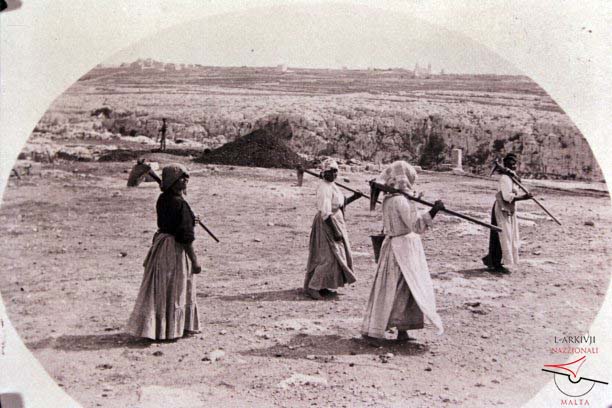 Peasant women heading to work at Ta’ Ċenċ